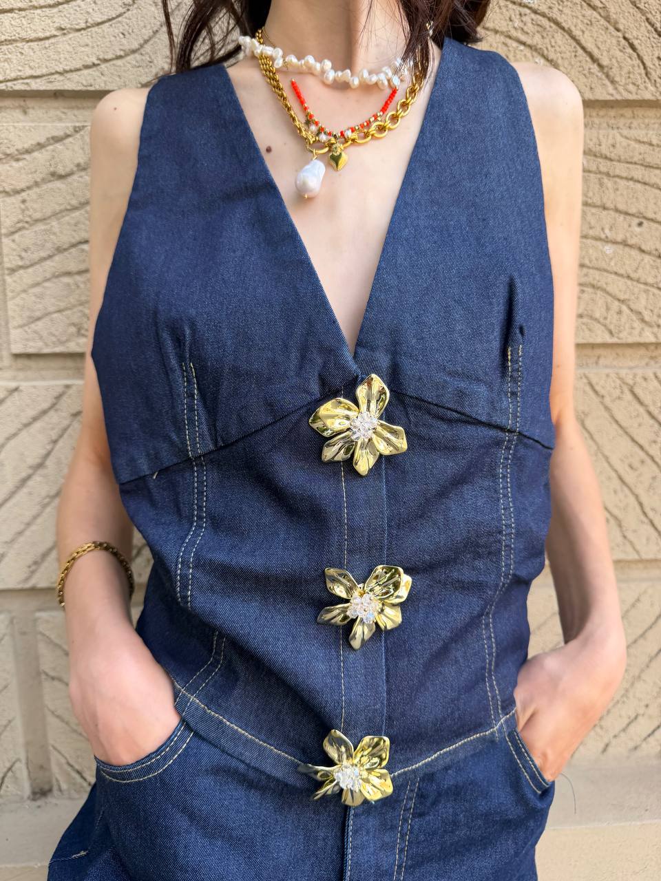 Completo denim con bottoni fiore