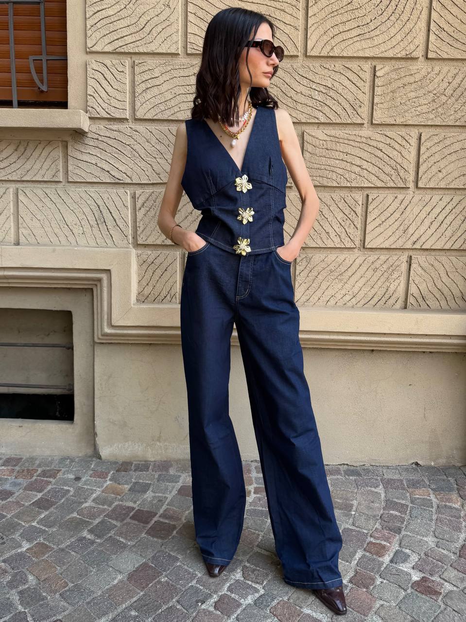 Completo denim con bottoni fiore