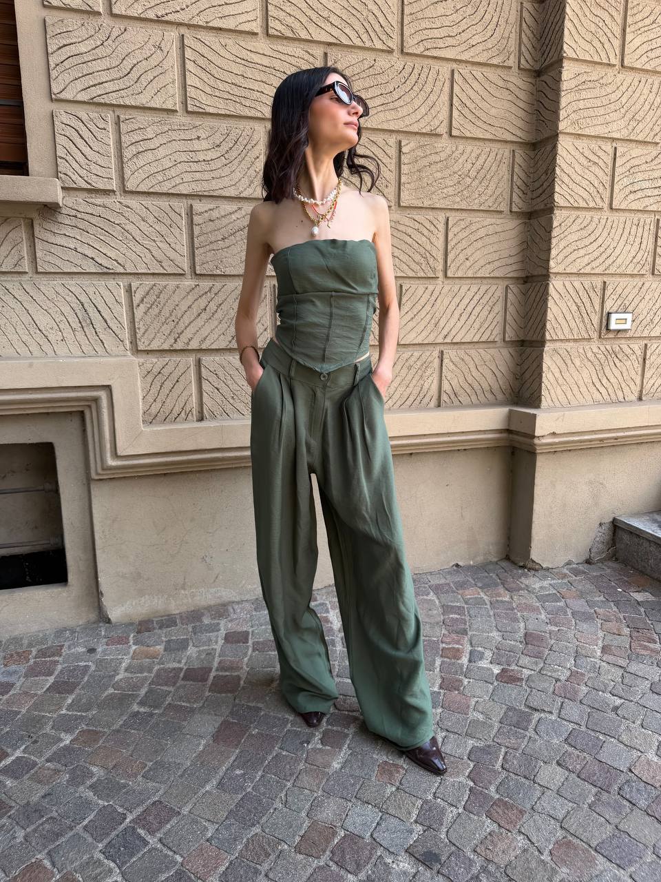 Completo verde con top bandana
